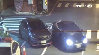 派出所前尋仇敲車　警衝出拔槍制止