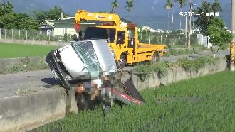 自撞路樹摔進田　小貨車駕駛當場死亡