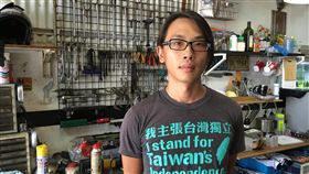 遭指在世大運丟煙霧罐　陳儀庭否認世大運19日晚間開幕有人投擲煙霧罐，遭隱射男子陳儀庭（圖）20日主動出面否認。對於反年改團體指控，內政部也透過新聞稿說明，19日晚間的「陳抗」和「丟煙霧罐」，時間地點顯然不同。中央社記者林長順攝　106年8月20日