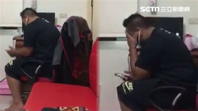 男友戴耳機嗨唱　發現偷拍表情超害羞