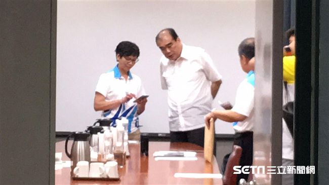 獨／邀邱豐光密談！柯力挺暫免下台