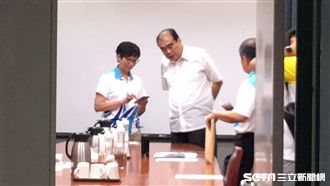 獨／邀邱豐光密談！柯力挺暫免下台