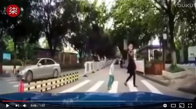 男童過馬路做了一個動作　讓駕駛哭了