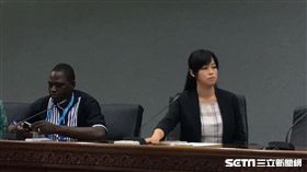 柯記者會批反年改王八蛋 外國媒體/翻譯 盧冠妃攝