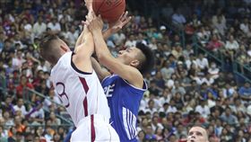 世大運籃球　中華對拉脫維亞（2）台北世界大學運動會20日晚間在台北小巨蛋進行中華隊與拉脫維亞隊的賽事，中華隊簡祐哲（藍衣）積極進攻對方禁區。中央社記者張新偉攝　106年8月20日