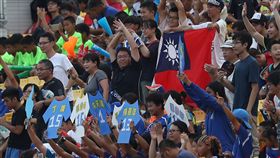世大運　為中華女足隊加油（2）中華女足18日在新北市新莊輔仁大學足球場進行的2017 年第29屆夏季台北世界大學運動會女子足球預賽出戰阿根廷，終場旗開得勝。球場邊許多球迷自製看板，或攜帶國旗進場，奮力為中華隊加油。中央社記者張新偉攝　106年8月18日