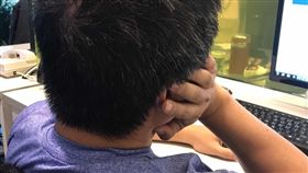 下跪哭求救自殺女，警托腮酸回電腦慢。