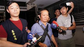 反年改抗議打傷警　嫌疑人移送北檢反年改團體19日晚間在世大運開幕式時抗議，一名顏姓男子（前中）涉攻擊員警，警方20日晚間將他移送法辦；顏男晚間8時左右抵達北檢，面對記者提問為何打人等問題，顏僅回「我跟檢察官說」。中央社記者王揚宇攝　106年8月20日