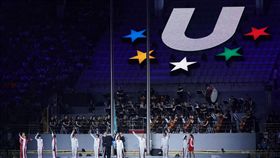 世大運中華會旗護旗手，紀政領銜體壇三代傳承台灣精神。（圖／記者林敬旻攝）