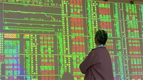 台股小跌（2）全台大停電，產業界受衝擊程度不一，不少上市櫃企業公告無重大影響，16日台股收盤下跌20.77點，為10290.39點，跌幅0.20%，成交金額新台幣997.34億，在平盤上下狹幅震盪小跌。中央社記者董俊志攝　106年8月16日