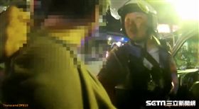 所長陳安澤用吼的方式宣讀嫌犯權利。（圖／翻攝畫面）