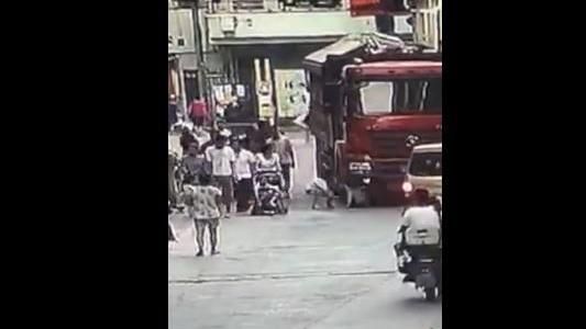 4歲女童亂跑拉不住　遭大卡車輾斃