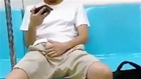 阿根廷籍女子從捷運南港站上車後，遭一名短褲男尾隨跟蹤，還坐在她對面「摸鳥」，女子拍下影片後透過朋友PO上《爆料公社》（翻攝自《爆料公社》）