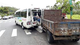 小貨車不慎追撞前方載有20人健行團的巴士。（圖／翻攝畫面）