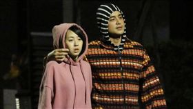 明道緋聞女友王婷萱被爆昔搭裴琳組KISS　海關搜出髒內褲（圖／鏡週刊）