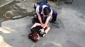 黃女大鬧萬華雙和市場，持攤架及交通錐怒砸水果攤，遭到警方當場壓制，並強制送往松德院區治療（翻攝自《爆料公社》）