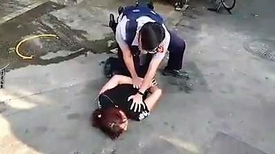 女子失控市場暴走　怒砸攤位遭警壓制