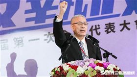 國民黨全代會，主席吳敦義帶領全體黨員唱中華民國頌。　圖／記者林敬旻攝