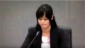 柯文哲在記者會上罵陳抗團體故意搞破壞，是王八蛋，一旁女翻譯即時翻譯後低頭靦腆憋笑。