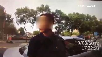 毒犯嚇壞棄車逃逸　員警逆向狂奔逮人