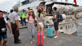 天鴿颱風形成　蘭嶼遊客提前返回天鴿颱風形成，台東交通輪業者20日貼出公告，宣布21 日蘭嶼、綠島僅疏運旅客返台，22日往返蘭嶼、綠島船班全取消。圖為蘭嶼部分遊客20日提前搭船返回台灣本島。中央社記者盧太城台東攝　106年8月20日