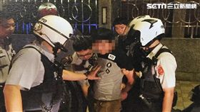 紀男以「老子有錢」網路遊戲的11700元遊戲幣，向其他線上玩家購買1公克的安非他命，未料返家時卻遇上巡邏警網遭逮（翻攝畫面）