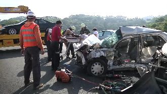轎車神風式直撞！工程車毀釀4輕重傷