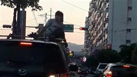 陳姓丈夫朝著休旅車猛踹。（圖／翻攝自八里）