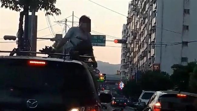 夫站引擎蓋踹車　要老婆下車「踹共」