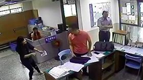 呂姓失主致贈潘女10萬元現金。翻攝畫面