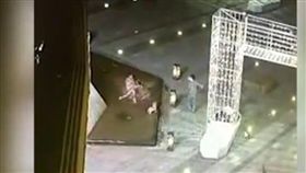 16:9
景觀噴泉燈漏電…女童誤踩身亡　奶奶、母親為救人全被電倒
圖／翻攝自騰訊
https://v.qq.com/x/page/y0540lgaf1t.html