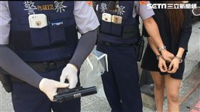 蔣女騎車行經金龍路時，因左右搖晃狀態不穩，引起警方注意攔下盤查，蔣女不但神情恍惚，還不斷遮掩腰間，警方進而查獲改造手槍1把、彈匣1個及子彈2顆。（翻攝畫面）