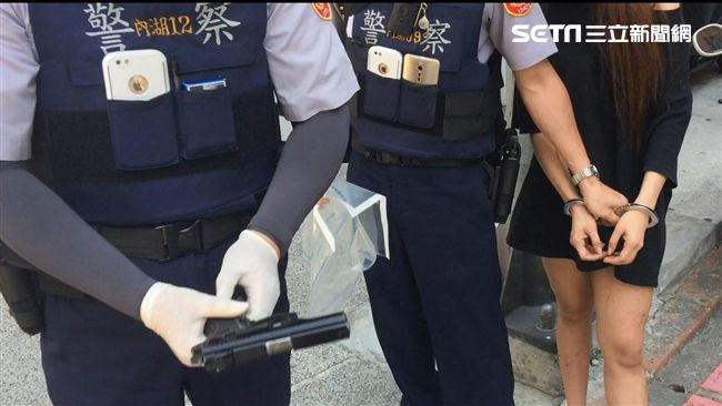 男友囑託幫藏槍　她騎車插腰間遭警逮