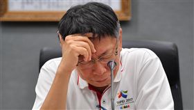 反年改干擾開幕　柯文哲願負政治責任世大運開幕式19日晚間舉行卻遭干擾，導致各國選手延誤進場，台北市長柯文哲（圖）20日在記者會中表示，他身為主辦城市的市長，會負一切政治責任，相關懲處等賽後再處理。圖為柯文哲在記者會上低頭思考。中央社記者王飛華攝　106年8月20日