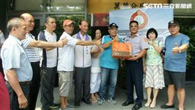 「南臺灣抗暴聯盟」發言人顏才仁毆傷萬華分局漢中所巡佐劉金銓，萬華的地方仕紳連袂前往萬華分局，致贈鮮花為劉員加油打氣。（翻攝畫面）