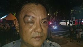 「南臺灣抗暴聯盟」發言人顏才仁毆傷萬華分局漢中所巡佐劉金銓，萬華的地方仕紳連袂前往萬華分局，致贈鮮花為劉員加油打氣。（翻攝畫面）