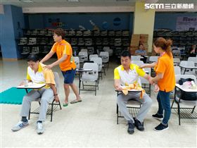 2名女按摩師為員警提供按摩及刮痧服務。（圖／翻攝畫面）