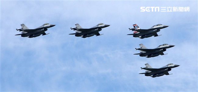 F16戰機彩繪單機特技操演。（記者邱榮吉/攝影）