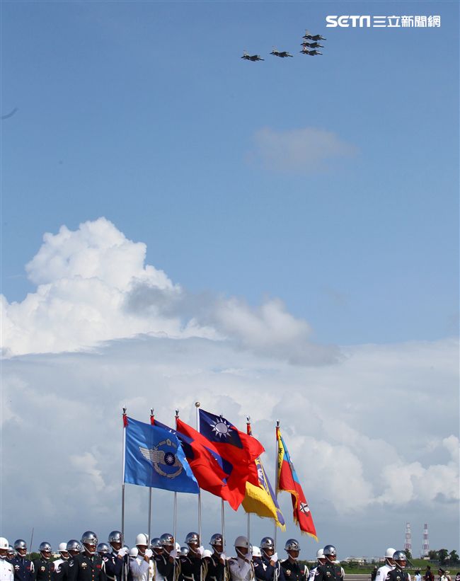 F16戰機彩繪單機特技操演。（記者邱榮吉/攝影）