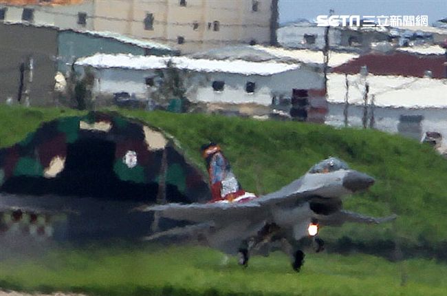 F16戰機彩繪單機特技操演。（記者邱榮吉/攝影）