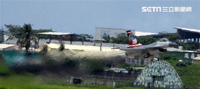 F16戰機彩繪單機特技操演。（記者邱榮吉/攝影）