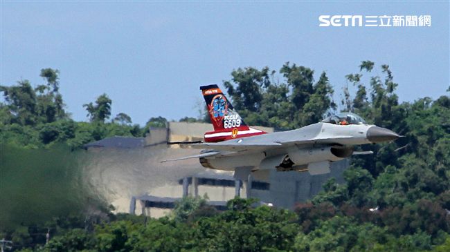 F16戰機彩繪單機特技操演。（記者邱榮吉/攝影）