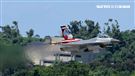 F16戰機彩繪單機特技操演。（記者邱榮吉/攝影）