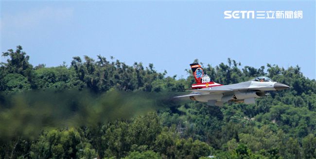 F16戰機彩繪單機特技操演。（記者邱榮吉/攝影）