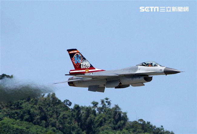 F16戰機彩繪單機特技操演。（記者邱榮吉/攝影）