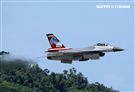 F16戰機彩繪單機特技操演。（記者邱榮吉/攝影）