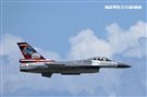 F16戰機彩繪單機特技操演。（記者邱榮吉/攝影）