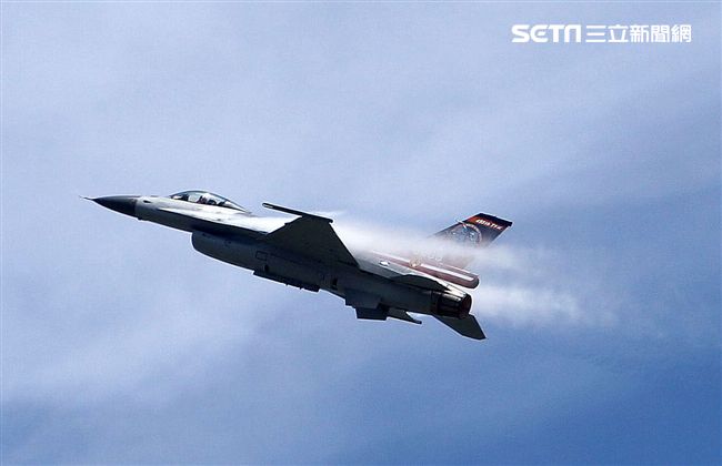 F16戰機彩繪單機特技操演。（記者邱榮吉/攝影）