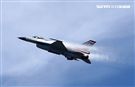 F16戰機彩繪單機特技操演。（記者邱榮吉/攝影）