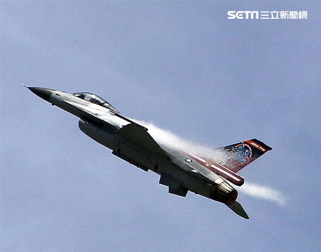 F16戰機彩繪單機特技操演。（記者邱榮吉/攝影）
